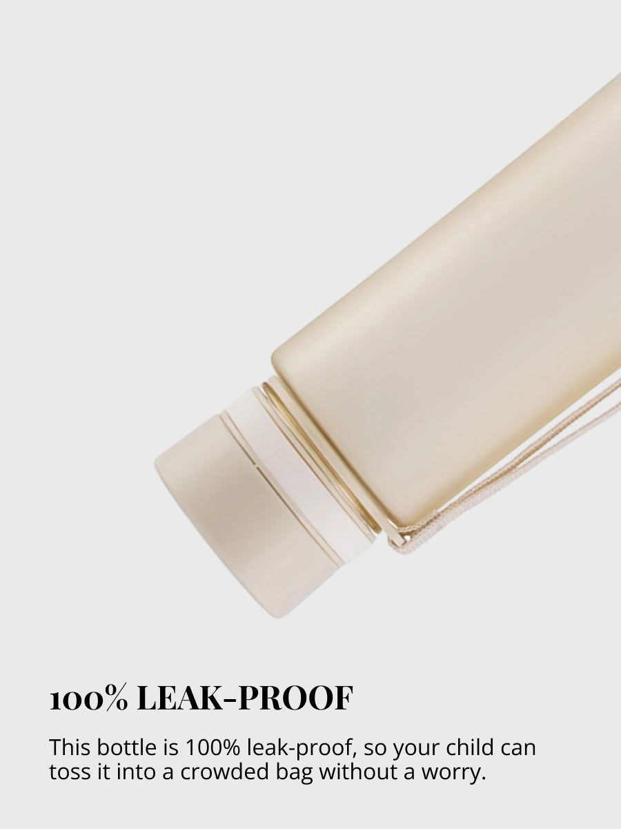 Diese Trink-Flasche ist 100% auslaufsicher und kann sorgenfrei in die Tasche oder den Rucksack gelegt werden. Einfach zum Öffnen und Schliessen des Deckels. Einfach zum Reinigen da keine Kleinteile - hygienisch.