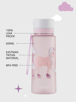 BPA freie Plastiktrinkflasche aus hochwertigem Eastman Tritan - mit praktischem Tragehenkel - Trageband. Mit Trinköffnung und Wide Mouth Öffnung. Einfach zum Aufmachen und Zumachen. Auslaufsicher. Bruchsicher. Fasst 600ml.