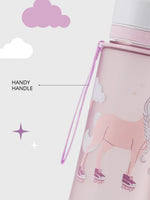 Die süsse Einhorn Trinkflasche aus Kunststoff kommt mit einem praktischen Stoff Trageband. 