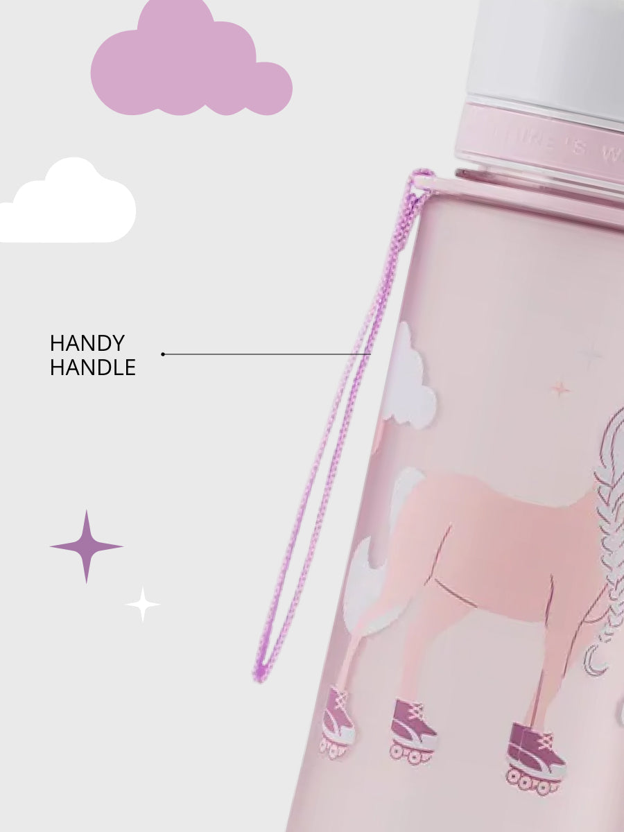 Die süsse Einhorn Trinkflasche aus Kunststoff kommt mit einem praktischen Stoff Trageband. 