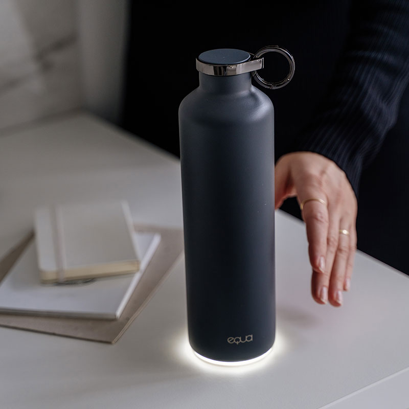 Die EQUA Smart Trinkflasche leuchtet um dich an daran zu erinnern, genügend zu trinken.