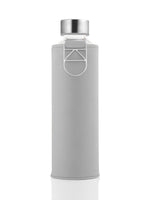 EQUA minimalistische Trinkflasche Grey Dove 750 ml - transparente Glasflasche mit grauer faux-leather Hülle und silbernem Edelstahldeckel matt.