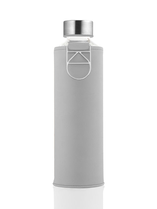 EQUA minimalistische Trinkflasche Grey Dove 750 ml - transparente Glasflasche mit grauer faux-leather Hülle und silbernem Edelstahldeckel matt.