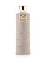 EQUA minimalistische Trinkflasche Beige 750 ml - transparente Glasflasche mit beiger faux-leather Hülle und goldenem Deckel.