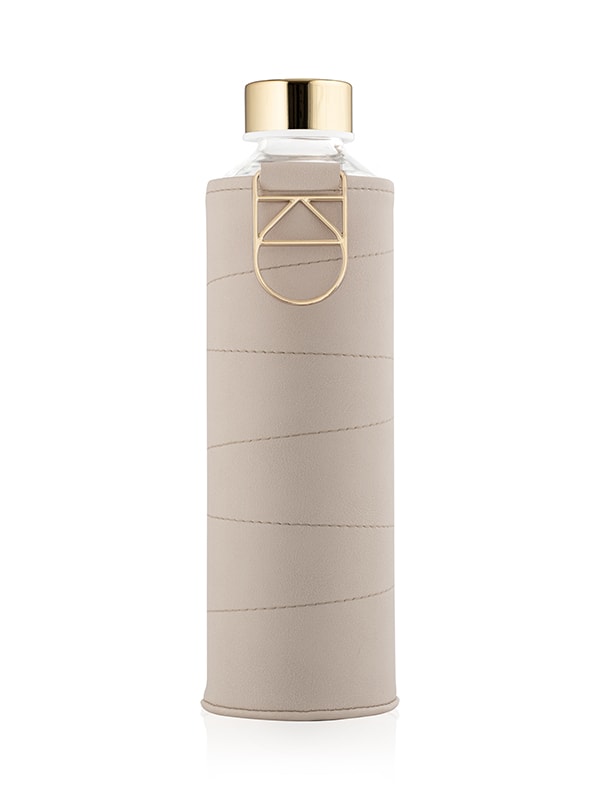 EQUA minimalistische Trinkflasche Beige 750 ml - transparente Glasflasche mit beiger faux-leather Hülle und goldenem Deckel.