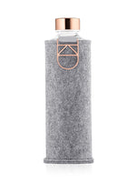EQUA minimalistische Trinkflasche Rose 750 ml - transparente Glasflasche mit Filzhülle in der Farbe grau mit rose gold Tragehenkel und rose gold Deckel (personalisierbar zB Namensgravur).