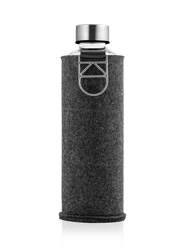 EQUA minimalistische Trinkflasche Silver 750 ml - transparente Glasflasche mit Filzhülle in der Farbe grau schwarz und silbernem Edelstahldeckel matt.