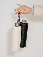 Glastrinkflasche kann ergänzt werden mit zahlreichen passenden Schutzhüllen aus faux-leather oder Filz. Schützt die Glasflasche auch für den Gebrauch unterwegs. Diese Glaswasserflasche kommt in einer schwarzen fluffigen Hülle. Deckel in Edelstahl silber.