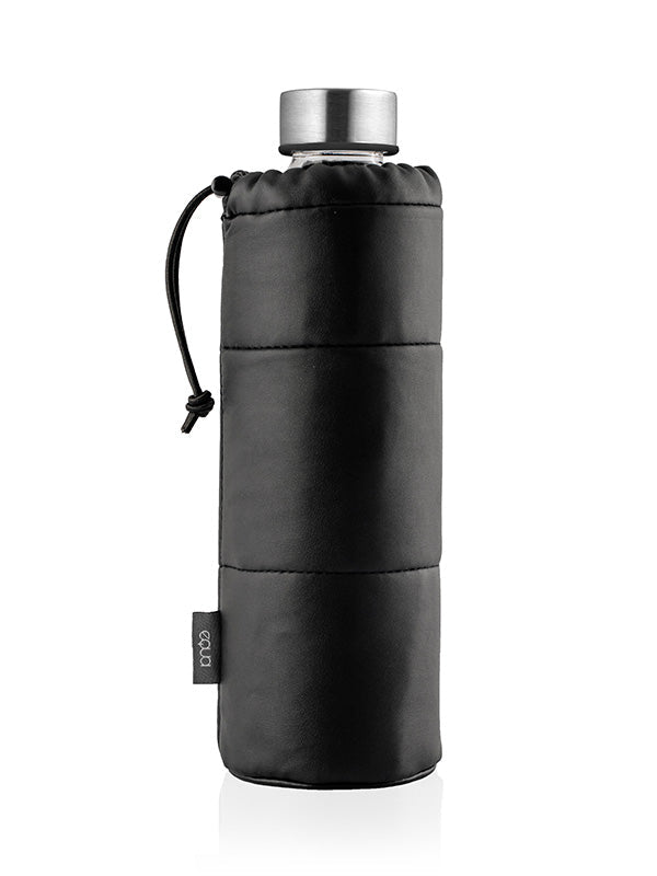 EQUA minimalistische Puffy Black Trinkflasche 750 ml - geschmeidige fluffige Schutzhülle in der Farbe schwarz.