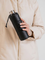 Stylishe minimalistische goldene Trinklflasche aus hitzebeständigem Borosilikatglas. Angenehme haptik. Motiviert zum Wassertrinken.