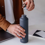 Stilvolle und funktionale Trinkflasche in anthrazit mit Trink Reminder.