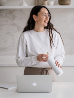 Die EQUA Smart Trinkflasche leuchtet um dich an daran zu erinnern, genügend zu trinken.