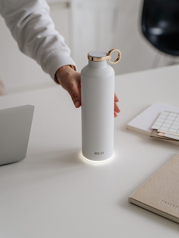 Diese Trinkflasche leuchtet - wie oft kann programmiert werden via app und die Flüssigkeitsmenge pro Tag wird aufgrund Deiner persönlichen Angaben wie Gewicht, Geschlecht etc berechnet.