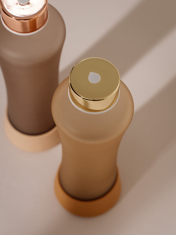 Stylishe Trinkflasche aus Glas: zimtfarben, matt mit goldenem Deckel