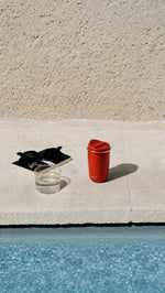 Der Kaffeebecher ist isoliert und auslaufsicher und somit ein sicherer Begleiter den du sorgenlos in Deine Tasche oder Deinen Rucksack legen kannst.