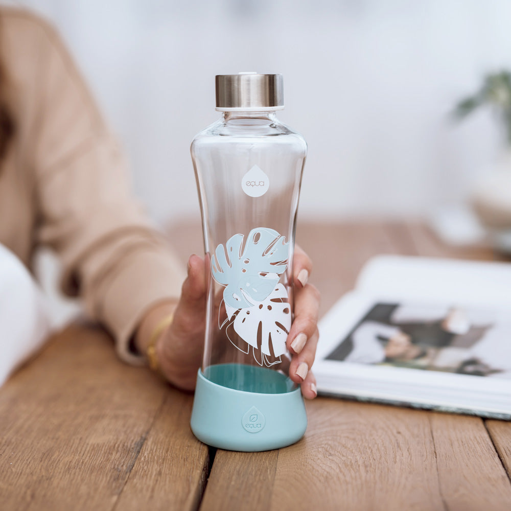 Stylishe Trinkflasche aus Glas - Design mit Blättern in den Farben mint, weiss, grau.