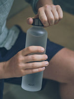 Stylishe minimalistische milchige matte Glas Trinklflasche. Angenehme haptik, keine Fingerabdrücke - milchige semi transparente Oberfläche matt.