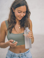 Stylishe minimalistische weisse Glas Trinklflasche. Angenehme haptik - milchige semi transparente Oberfläche matt.