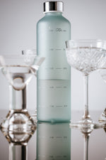 Personalisieren Sie Ihre Trinkflasche jetzt online. Sie können Ihre Glasflasche einzigartig machen mit einer Laser Gravur. Schnelle Lieferung. Das pefekte Geschänk, persönlich individuell personalisierte Glasflasche die motiviert, mehr zu trinken.
