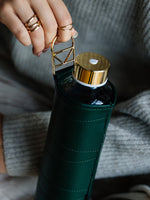 Stylishe minimalistische goldene Trinklflasche aus hitzebeständigem Borosilikatglas. Angenehme haptik. Motiviert zum Wassertrinken.