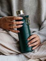 Glastrinkflasche in dunkelgrüner Hülle - cool auch für Frauen die es minimalistisch mögen und trotzdem etwas glamour. Passt wie auf dem Bild wunderschön zu grau.