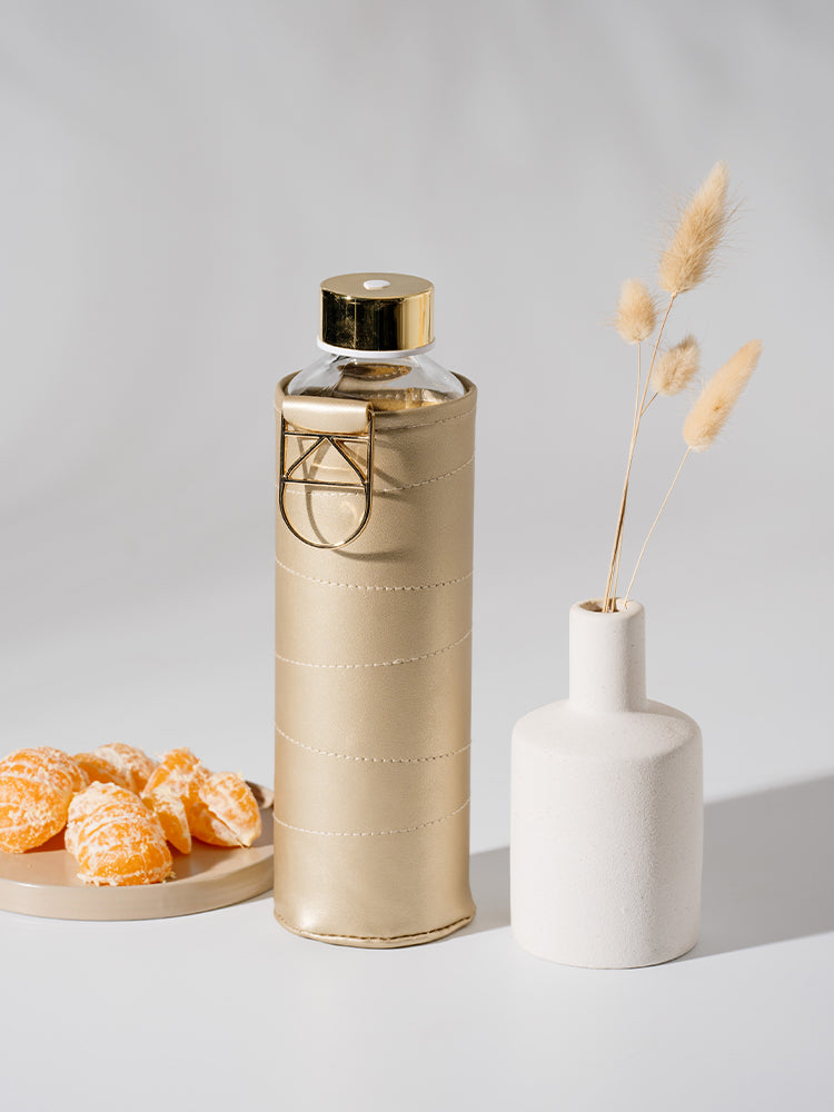 Stylishe minimalistische goldene Trinklflasche aus hitzebeständigem Borosilikatglas. Angenehme haptik. Motiviert zum Wassertrinken.