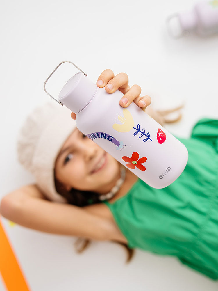 Diese schöne auslaufsichere und robuste Trinkflasche ist ideal für Kinder unterwegs und in der Schule.