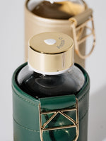 Glastrinkflasche kann ergänzt werden mit zahlreichen passenden Schutzhüllen aus faux-leather oder Filz. Schützt die Glasflasche auch für den Gebrauch unterwegs. Diese Glaswasserflasche kommt in einer dunkelgrünen Hülle - chic und gut kombinierbar. Deckel in gold kann wie auf dem Bild mit eigenem Text graviert werden.