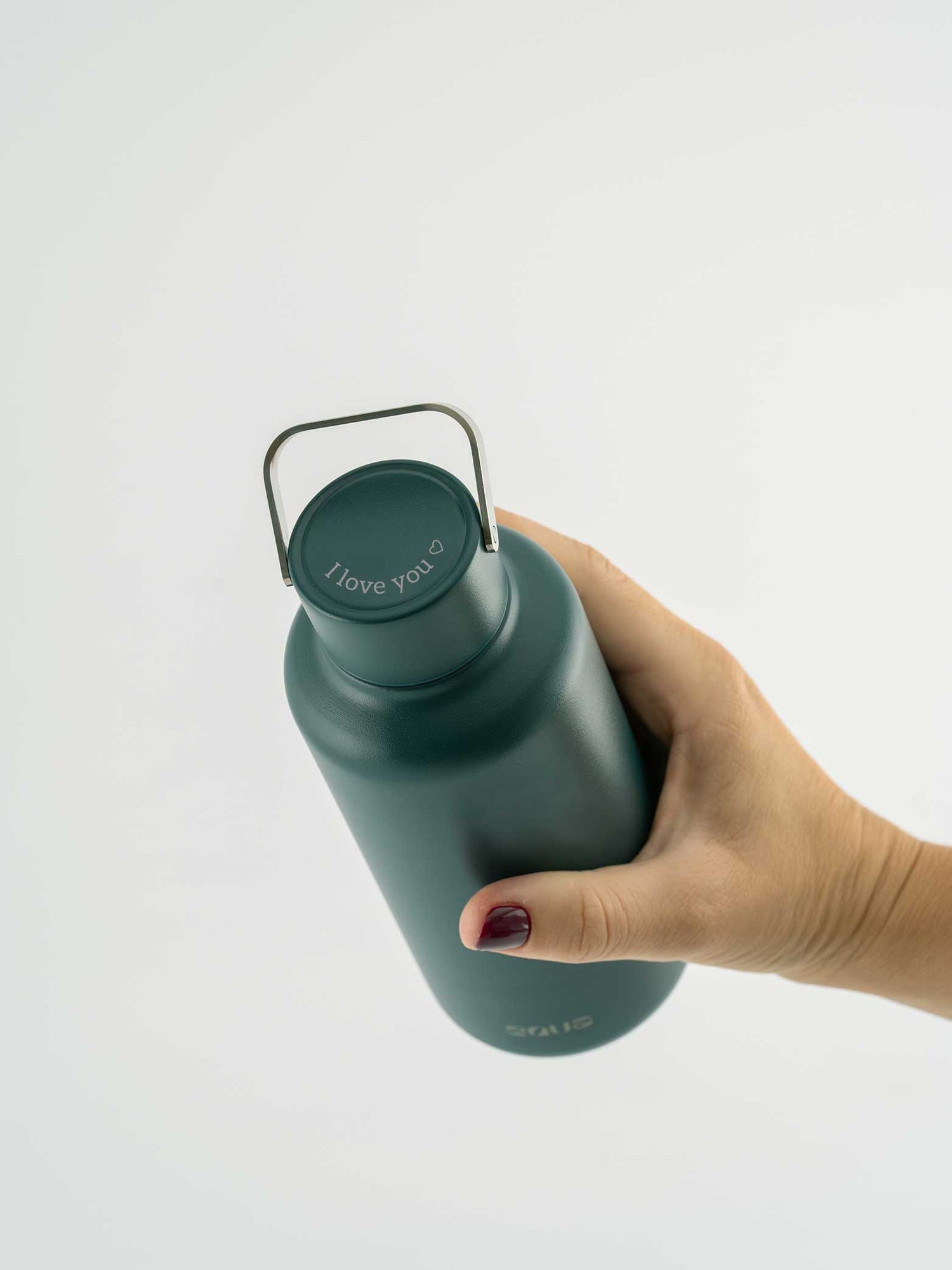 Die 600ml Trinkflasche aus Edelstahl ist stilvoll und funktional - in zahlreichen Farben erhältlich. Der Deckel der Trinkflasche kann personalisiert werden, zB mit Deinem Namen, emoji oder einer Liebesbotschaft.