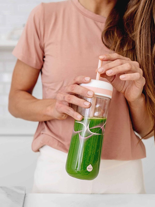 Trinkflasche 800ml - ob im Fitness Yoga oder bei der Arbeit : passt überallhin und ist leicht, auslaufsicher und bruchsicher. Dank zweitem Deckel und zusätzlichen Trinkhalm auch gut einsetzbar für Smoothies.