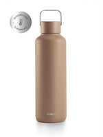 Thermos Trinkflasche aus hochwertigem doppelt vakuum isoliertem Edelstahl. Hält Getränke bis zu 24 Stunden kalt oder 12 Stunden heiss. Uni minimalistisch in der farbe toffee (kaffee braun).