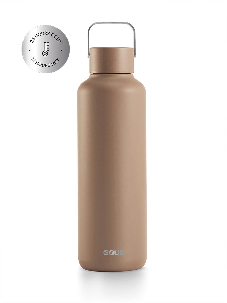 Thermos Trinkflasche aus hochwertigem doppelt vakuum isoliertem Edelstahl. Hält Getränke bis zu 24 Stunden kalt oder 12 Stunden heiss. Uni minimalistisch in der farbe toffee (kaffee braun).